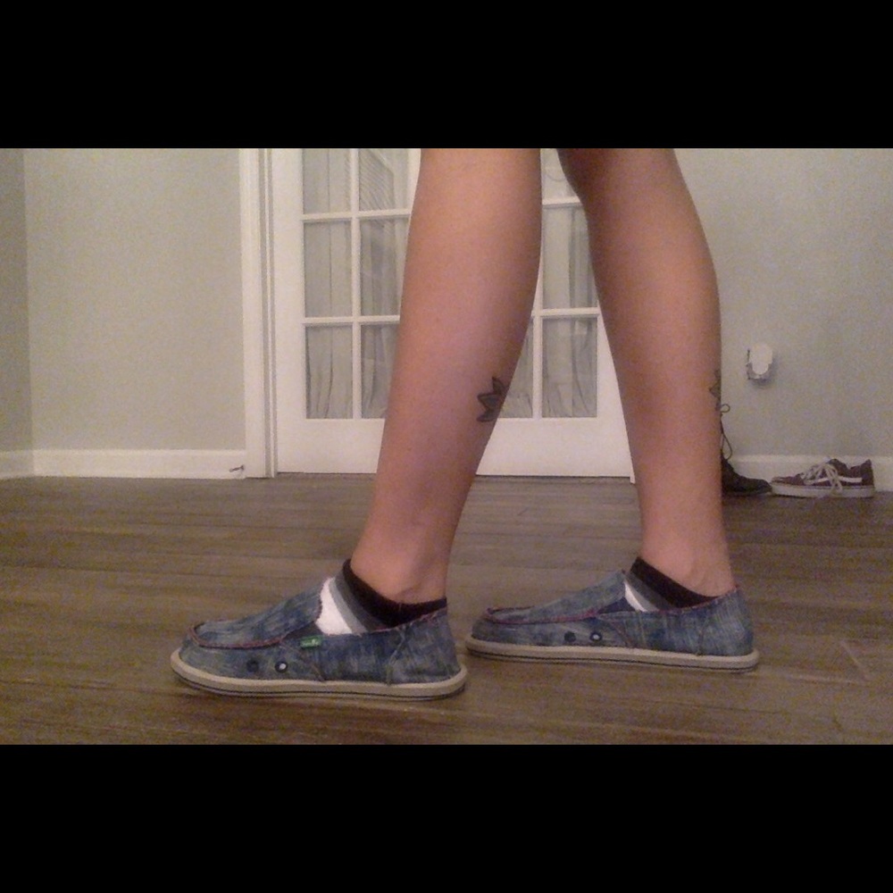 Sanuks size 8! Blue color & barely worn! Shoes